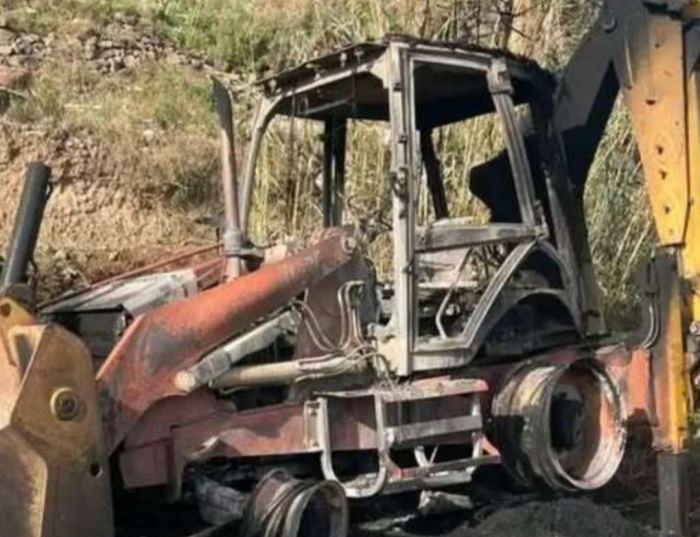  مسلحون حوثيون يحرقون (بوكلين) مواطن ويسيطرون على أرضه بجبل حميد بإب