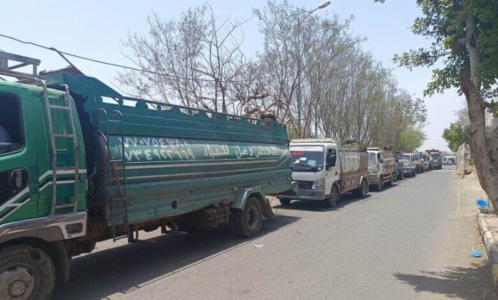 الحوثيون يمنعون دخول شاحنات المياه إلى مدينة تعز ويعمّقون أزمة العطش