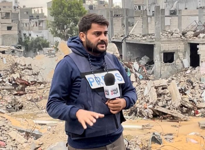 قناة اليمن اليوم توثق الجرائم في غزة.. والمراسل عبد الهادي فرحات يُصاب برصاص الاحتلال أثناء التغطية الميدانية