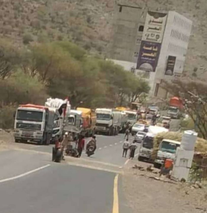  سائقو الشاحنات يشكون تعسفات النقاط الأمنية على مداخل تعز