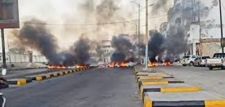اخر تطورات الاحتجاجات في المكلا.. تصاعد الغضب واطلاق نار كثيف