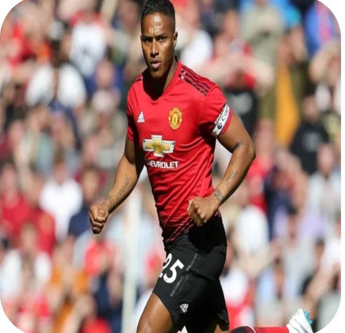 لاعب مانشستر يونايتد السابق ينقذ شاباً كان يحاول الانتحار