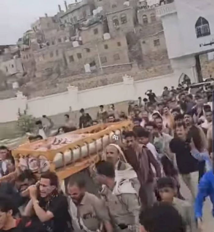  اتهامات لأجهزة الأمن بالتواطؤ .. تعز تُشيّع الطفل مرسال عيدروس وسط حزن وغضب شعبي واسع