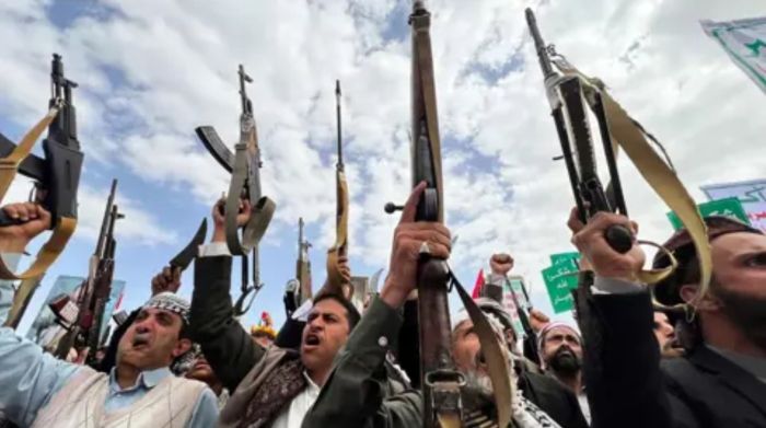 الحوثيون يختطفون 17 مدنياً بينهم عاملان صحيان وسط تصعيد أمني