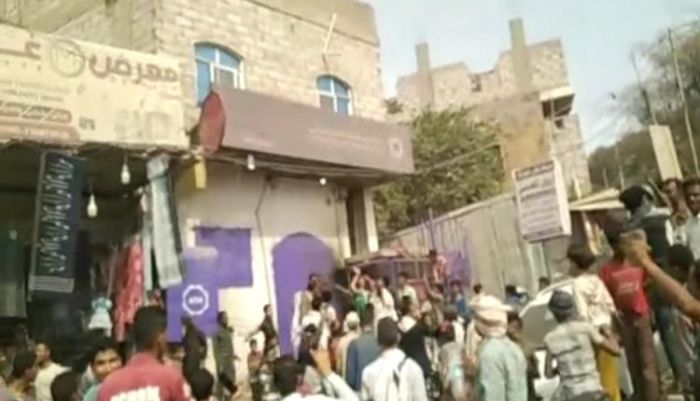 تعز.. الغضب الشعبي ينفجر في وجه تجار رفضوا خفض الأسعار رغم تحسن العملة