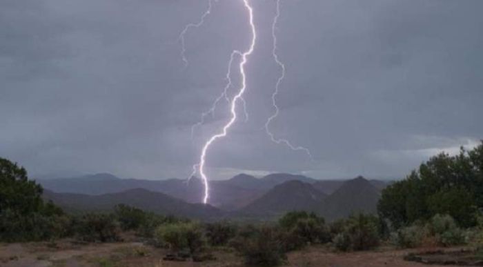  صاعقة تقتل امرأة وتصيب طفلة في حجة