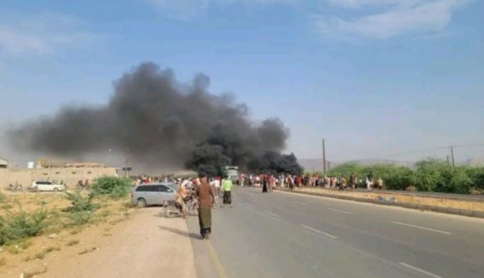  إصابة شخصين واعتقال 35 آخرين .. حملة أمنية تفتح الطريق الدولي بين حضرموت والمهرة بالقوة