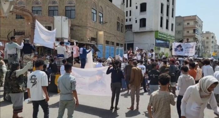  النيابة تغلق محل تاجر تلاعب بسعر الصرف وأربك سوق المواد الغذائية في تعز