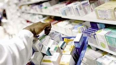 رغم تحسن قيمة الريال :  شركات الأدوية تجبر صيدليات عدن على إغلاق أبوابها