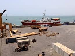 طوق أمني يثير الشبهات… ميناء الصليف يعود للنشاط بتهريب أسلحة إيرانية