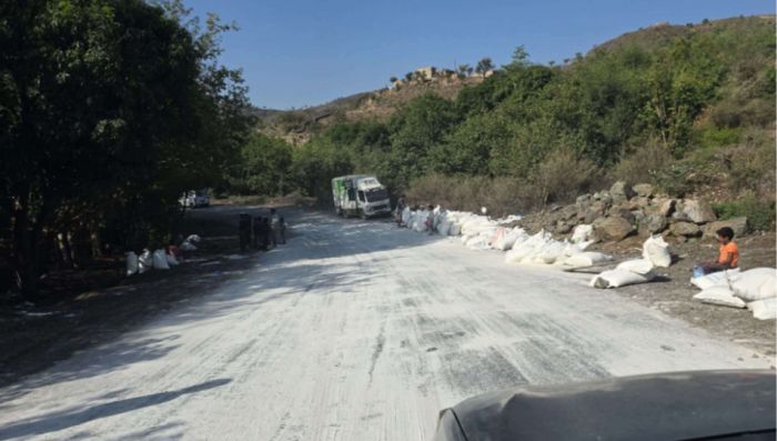  انقلاب شاحنة نقل تابعة لبرنامج الغذاء العالمي في تعز