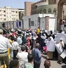  تظاهرة غاضبة في تعز احتجاجًا على انهيار الخدمات