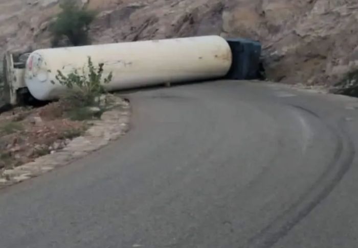  شبوة .. انقلاب قاطرة غاز ووفاة سائقها وانقطاع الطريق في حبان