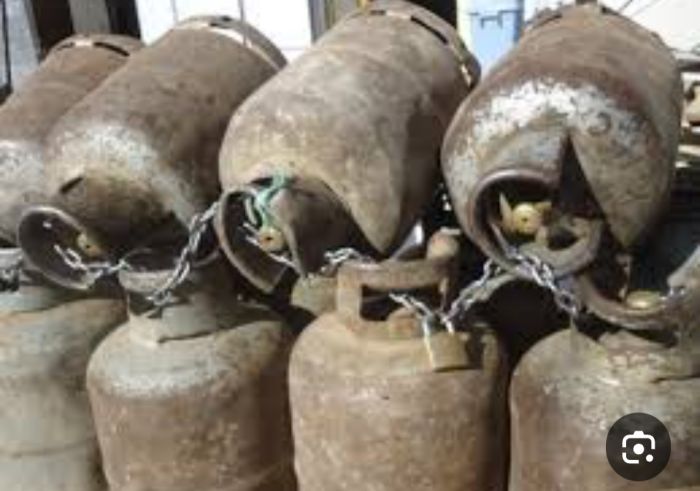  تجار الغاز ونقاط الجبايات في مناطق الشرعية ينهبون المواطنين مبالغ خيالية