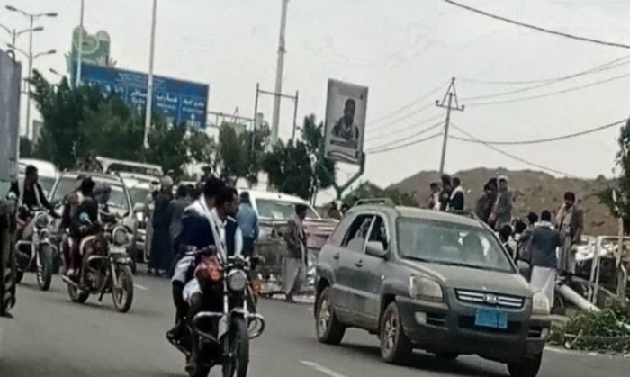  صنعاء.. ضحايا بسقوط لوحة إعلانية ضخمة على سيارات ومواطنين – صورة