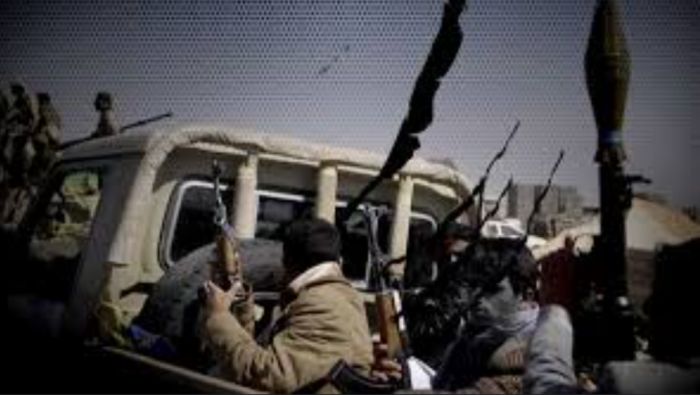  المليشيات الحوثية تواصل سياسة القمع في صنعاء .. اعتقال عشرة مواطنين في حي الأصبحي بسبب صورة السفير أحمد علي عبدالله صالح