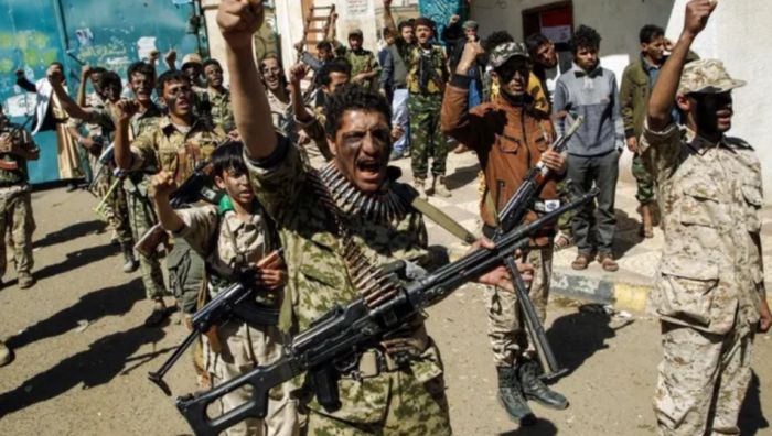  تمرد بين صفوف الحوثيين بسبب وقف صرف مستحقاتهم المالية