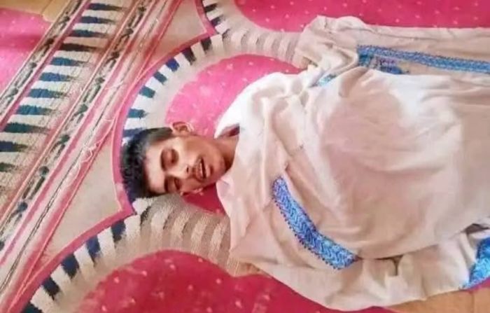  وفاة شاب أثناء الصلاة في جامع بالحديدة – صورة