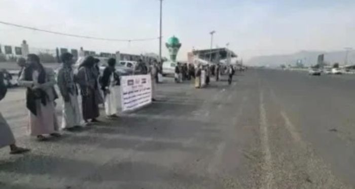  صنعاء.. وقفة احتجاجية لأبناء صعدة تطالب مليشيا الحوثي بالإفراج عن معتقلي "آل سالم"
