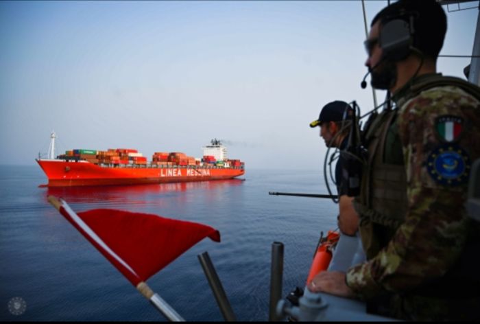  فرقاطة إيطالية تؤمّن مرور سفينة تجارية في البحر الأحمر