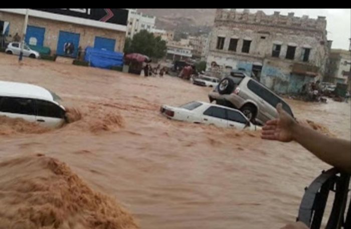  عدن تغرق.. ومنازل تنهار جراء السيول الغزيرة