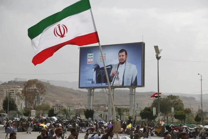 مراقبون: مخطط حوثي لطمس الهوية الوطنية واستنساخ النظام الإيراني في اليمن