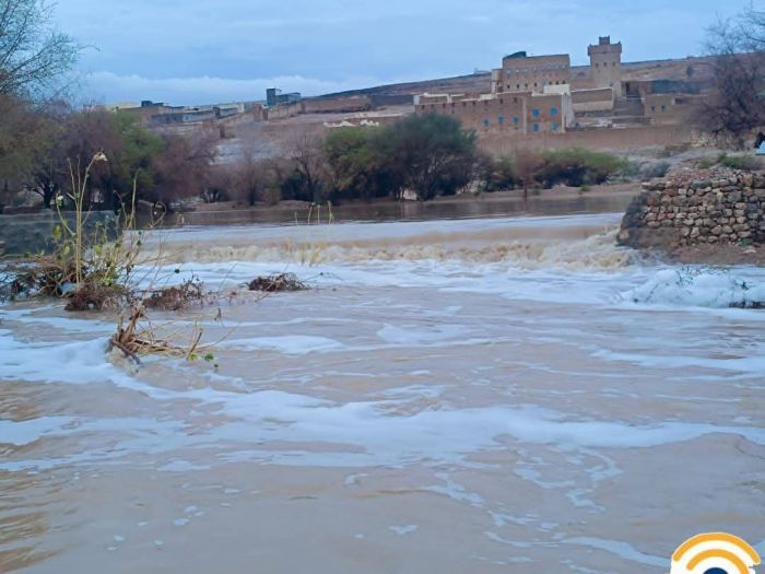 مأساة جديدة باليمن.. سيول شبوة تودي بحياة رجل وابنه بعد محاولته إنقاذ طفله