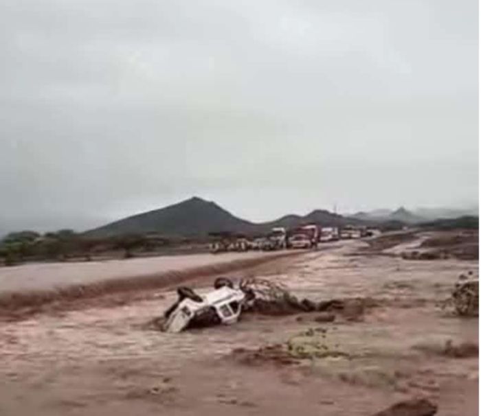  تحذير المركبات من السفر عبر مجرى السيل بلحح وتعز