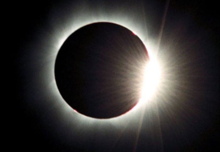  الفلكي اليمني الجوبي يتوقع خسوفاً كلياً للقمر الشهر المقبل