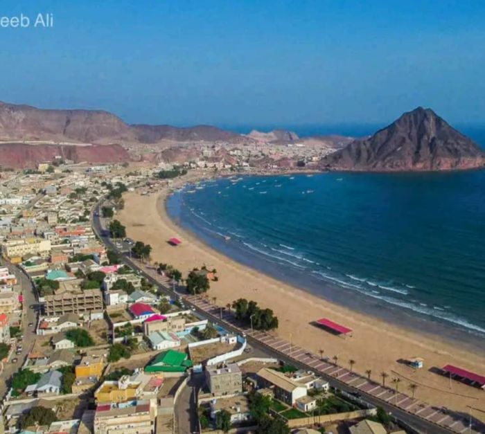  على خلفية توقف صرف مرتباتهم.. احتجاجات عسكرية وأمنية تهدد بالتصعيد ضد الحكومة بعدن