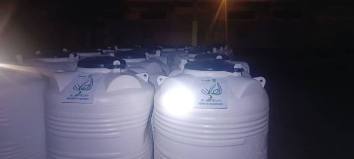 مؤسسة الصالح الخيرية توزّع خزانات مياه للمتضررين من سيول عدن