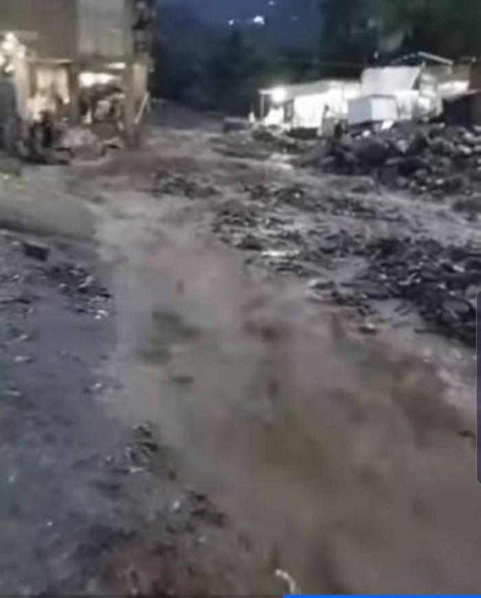 سيول الأمطار تتسبب بوفاة مواطن وفقدان ابنته غرب تعز