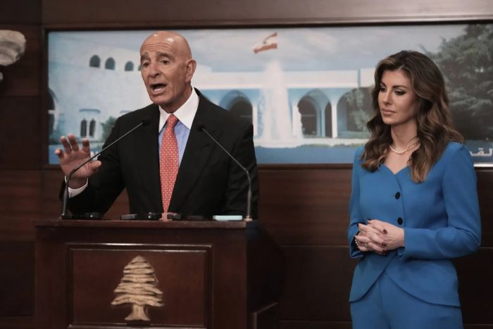 براك يزور ثكنة للجيش في مرجعيون بجنوب لبنان