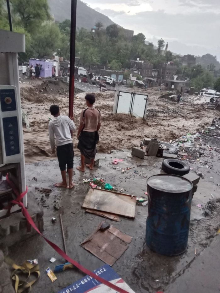 سيول جارفة تجتاح جبل حبشي بتعز وتخلّف وفيات ومفقودين وأضرارًا جسيمة في الممتلكات