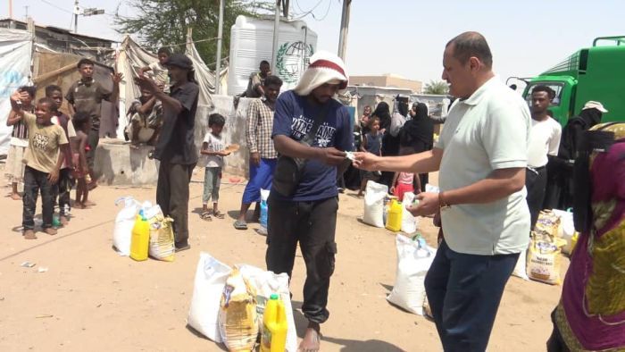 مؤسسة الصالح للتنمية تنفذ حملة إغاثية للنازحين المتضررين من السيول في عدن