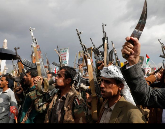  أسفر عن كسر يده .. اعتداء وحشي على نجم الكرة اليمنية في سجون الحوثي