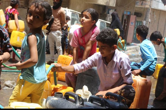  ناشطون: فشل السلطة المحلية في تعز يفاقم أزمات المياه والغاز والخبز والتعليم