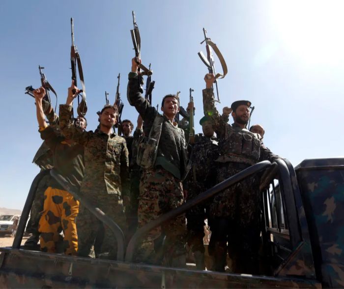  خشية من الاغتيالات الإسرائيلية .. قيادات حوثية تغير مساكنها وتنتقل إلى أحياء شعبية مكتظة بالسكان