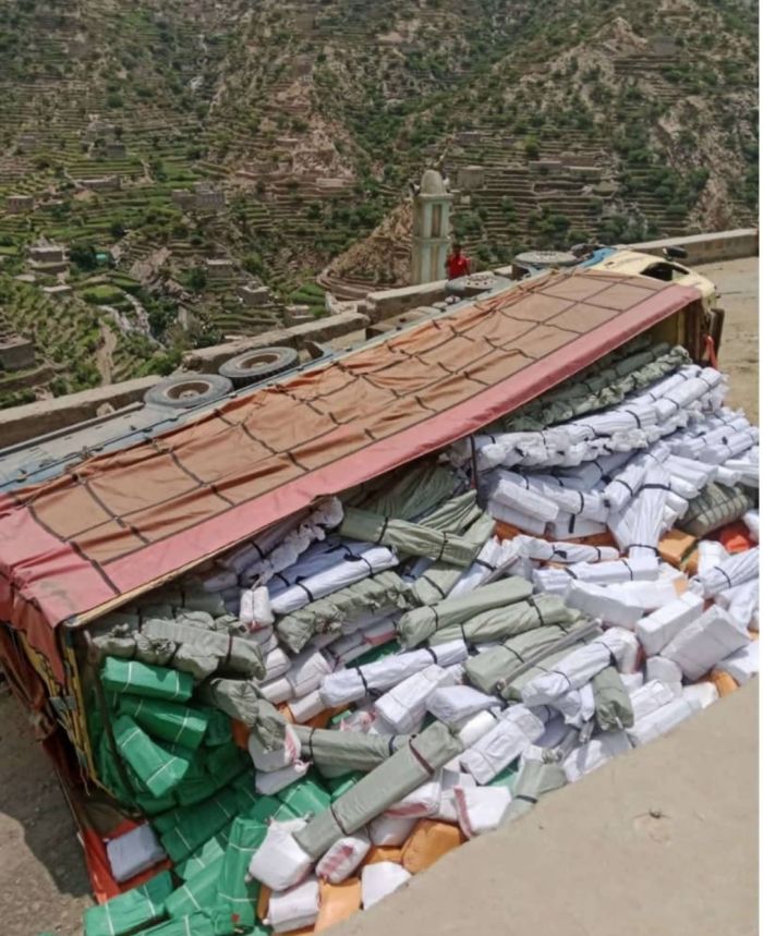  لحج .. حادث انقلاب شاحنة على طريق القبيطة