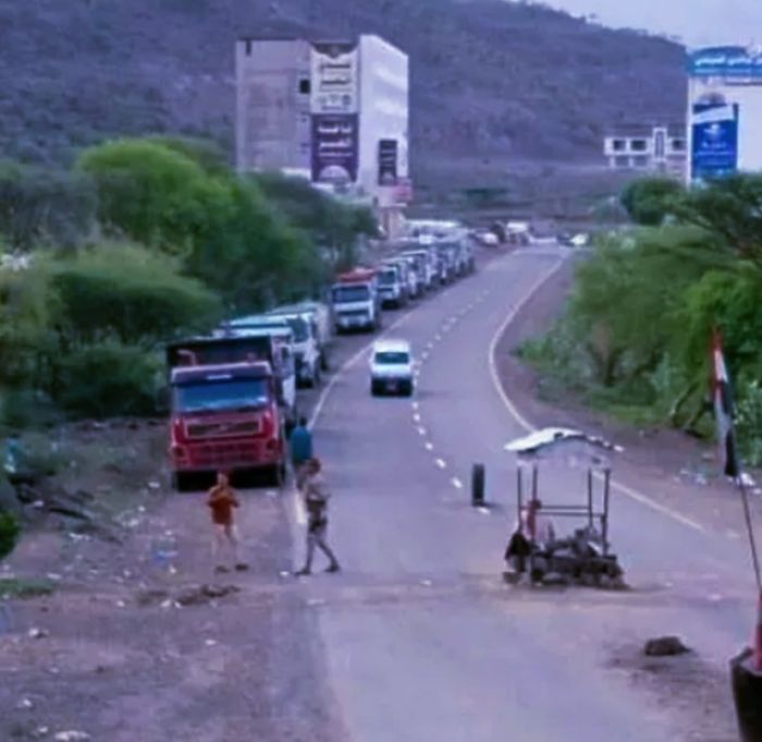  احتجاجًا على الجبايات واعتقال زملائهم .. سائقو شاحنات النقل الثقيل يعلنون إضرابًا شاملاً على خط عدن – تعز