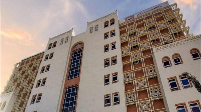  على وقع ممارسات الفساد الحوثية .. إدارة بنك اليمن الدولي تُسرّح صغار الموظفين وفقًا لمعايير مخالفة