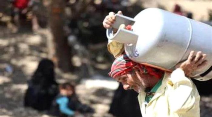  محافظ تعز يوجه ببيع الغاز مباشرة للمواطنين وسحب التراخيص عن المخالفين