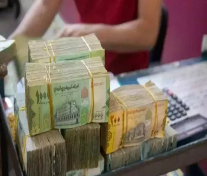  فيما يرفض التجار ومقدمو الخدمات أي تخفيض .. موجة جديدة من هبوط أسعار العملات الأجنبية أمام الريال اليمني