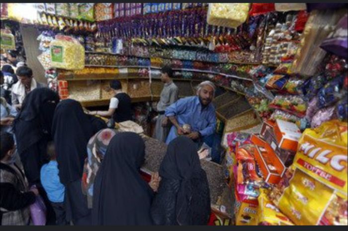  مضاربة عكسية للصرافين وغياب لمركزي عدن .. تحسن الريال وصرخات المواطنين تعلو: "خفضوا الأسعار يكفي عبثًا!!"