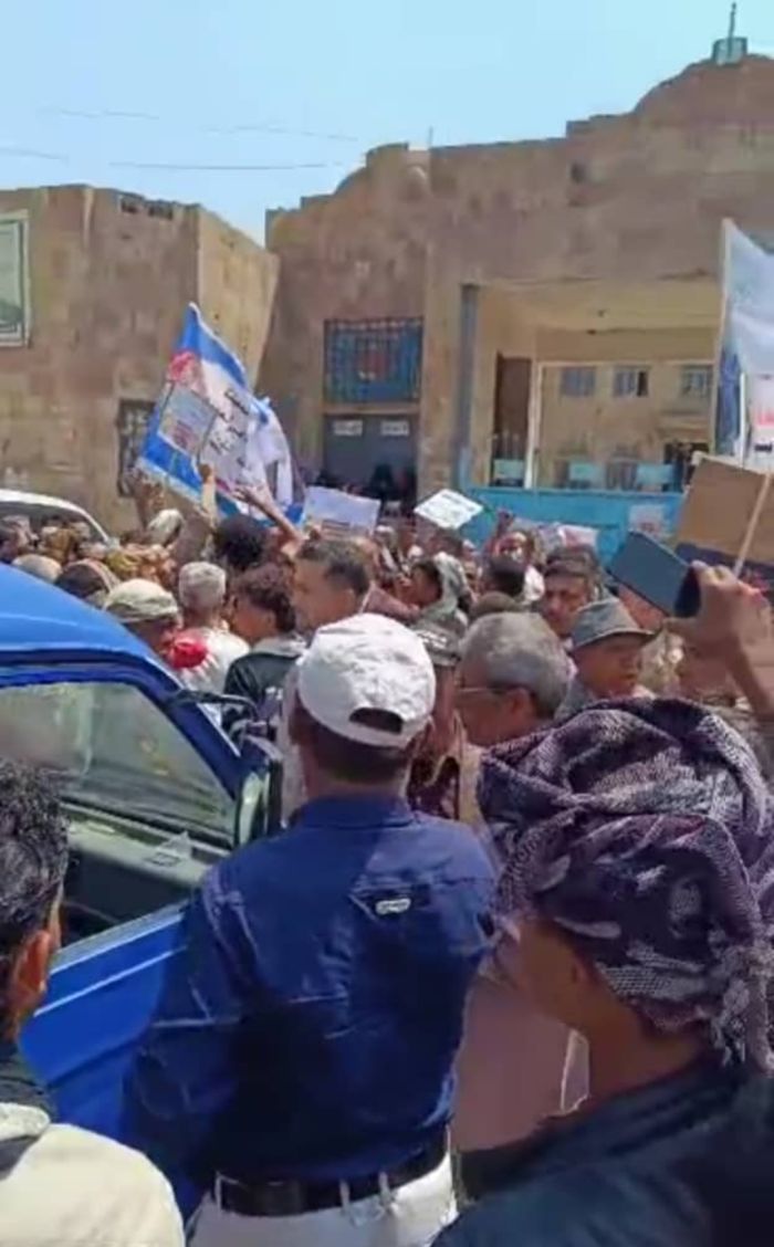  طالبوا برحيله.. مدير مديرية الشمايتين يدهس متظاهرين أمام مبنى السلطة المحلية بمدينة التربة