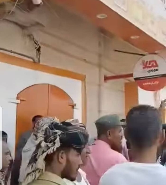 وصفوهم بأكبر عصابة بعد الحوثي .. مواطنون يغلقون محلات صرافة ويطالبون باستعادة أموالهم المنهوبة