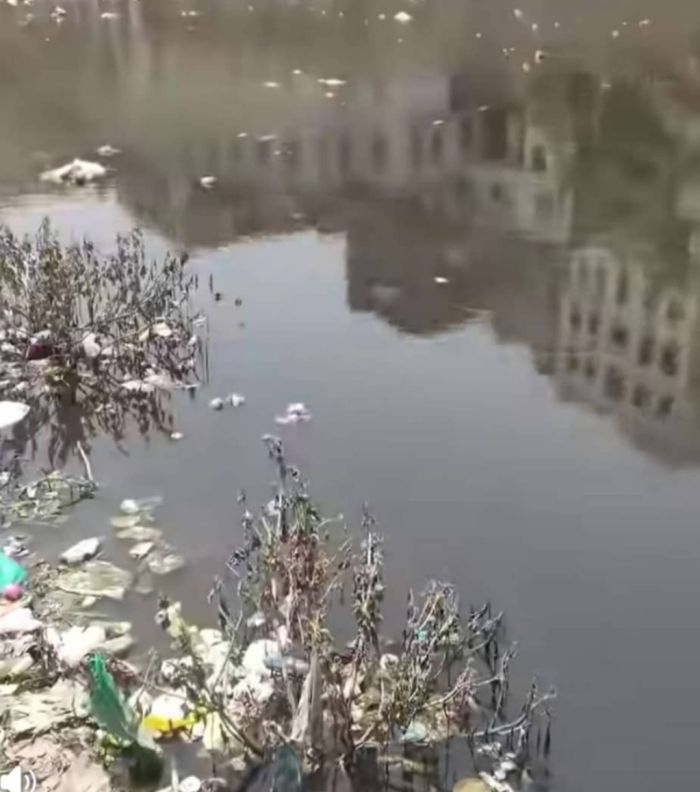  تعز .. مجرى السيل في صينة يتحول إلى مكب للنفايات ويهدد حياة السكان بالخطر