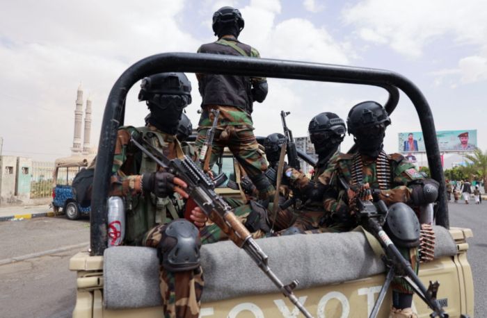  ردًا على المجزرة الإسرائيلية .. زعيم عصابة الحوثي يوجه سلاحه إلى صدور اليمنيين