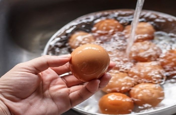 هل تغسل البيض قبل وضعه في الثلاجة؟ خبيرة تحسم الجدل وتكشف الحقيقة