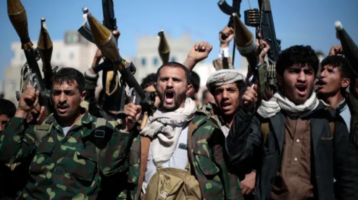  ارتباك غير مسبوق داخل صفوف مليشيا الحوثي وقيادتها تفر من صنعاء خشية استهدافها